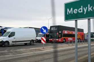 Черга з міжнародних пасажирських автобусів перед українським пунктом пропуску Шегині