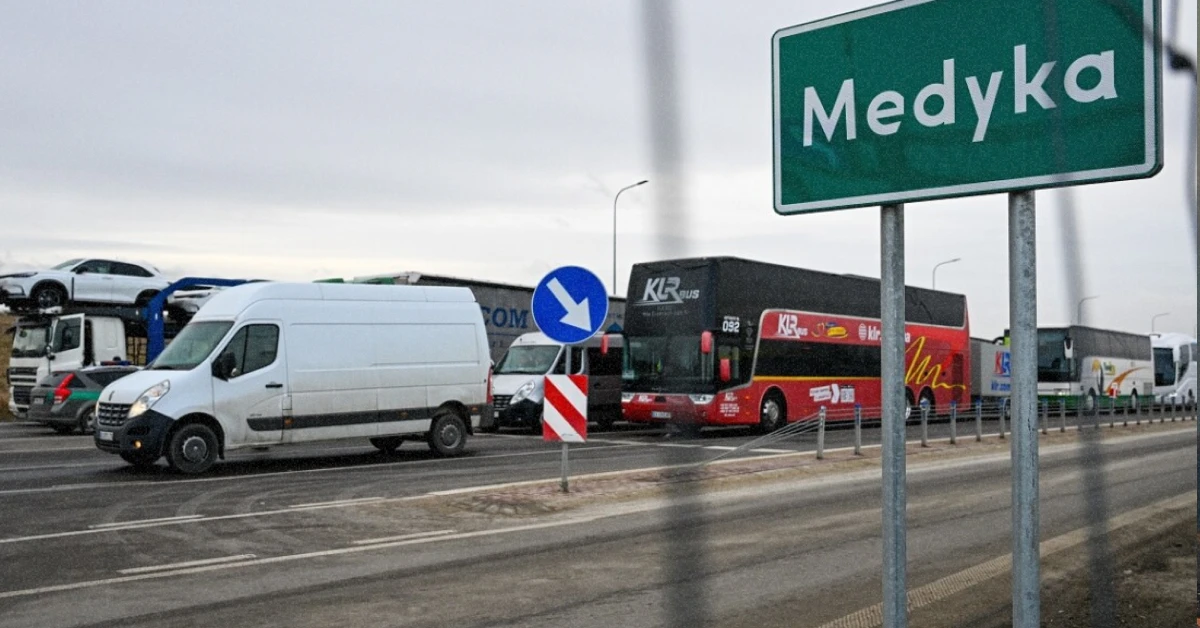 Черга з міжнародних пасажирських автобусів перед українським пунктом пропуску Шегині