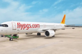 Пасажирський літак авіакомпанії Pegasus Airlines готується до зльоту в сонячну погоду