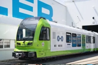 Сучасний футуристичний поїзд Stadler на водневому паливі стоїть на випробувальному треку в Ерлені