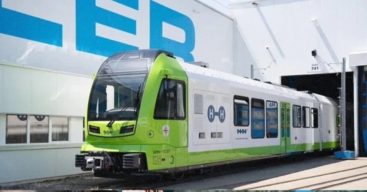 Сучасний футуристичний поїзд Stadler на водневому паливі стоїть на випробувальному треку в Ерлені