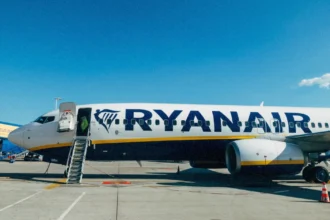 Пасажири піднімаються на борт літака Ryanair у сонячний літній день