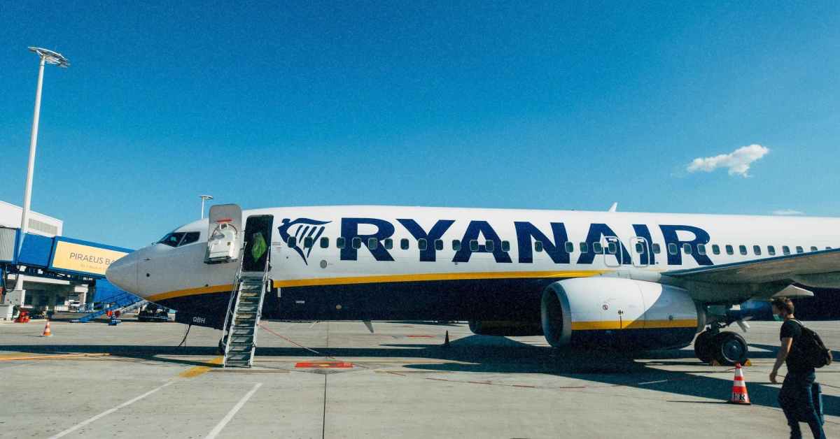 Пасажири піднімаються на борт літака Ryanair у сонячний літній день