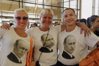 російські туристи в аеропорту