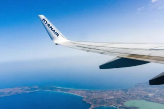 Пасажирський літак Ryanair піднімається у небо в сонячний літній день