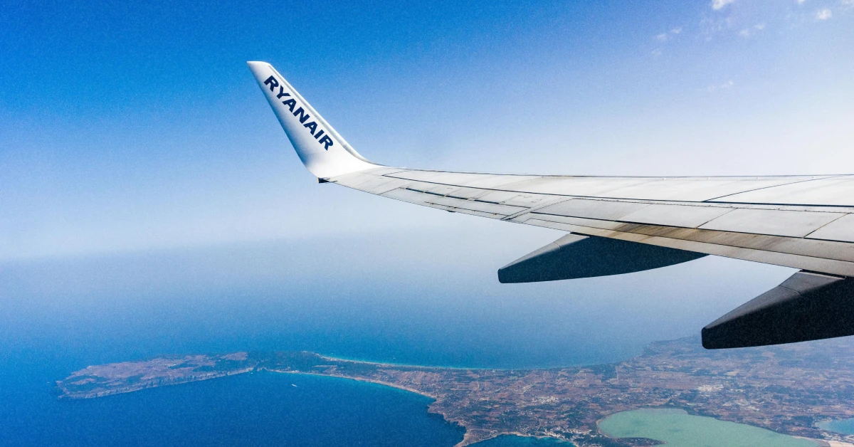 Пасажирський літак Ryanair піднімається у небо в сонячний літній день