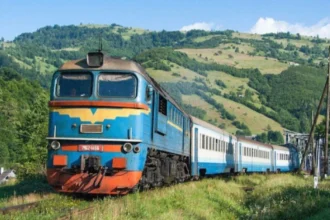Пасажирський поїзд Укрзалізниці курсує мальовничим залізничним маршрутом серед Карпатських гір
