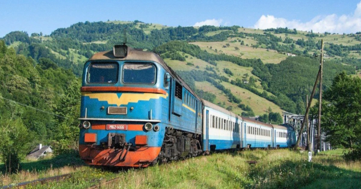 Пасажирський поїзд Укрзалізниці курсує мальовничим залізничним маршрутом серед Карпатських гір