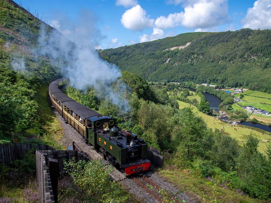 вузькоколійка Vale of Rheidol Railway  у Уельсі на тлі гірських пейзажів