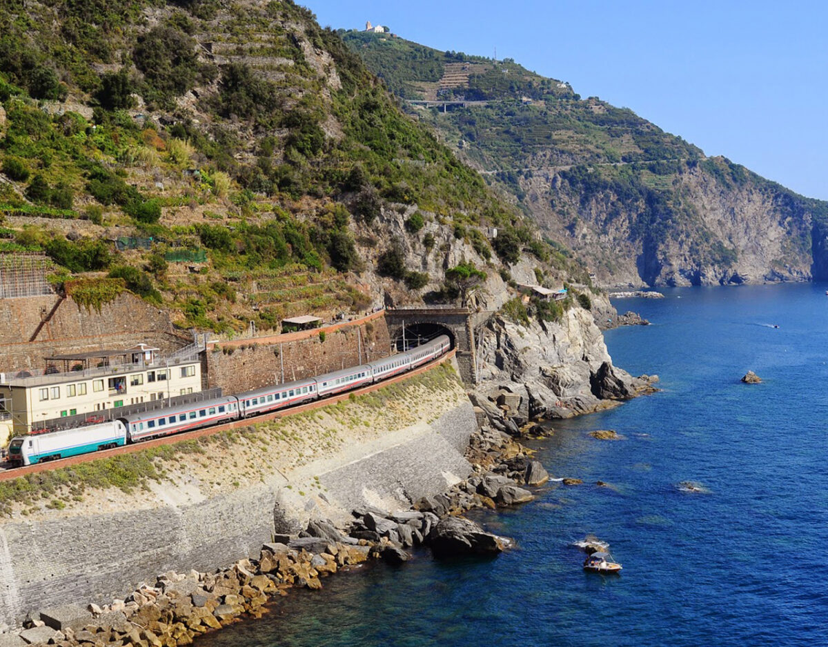 потяг Cinque Terre Express вздовж італійського узбережжя