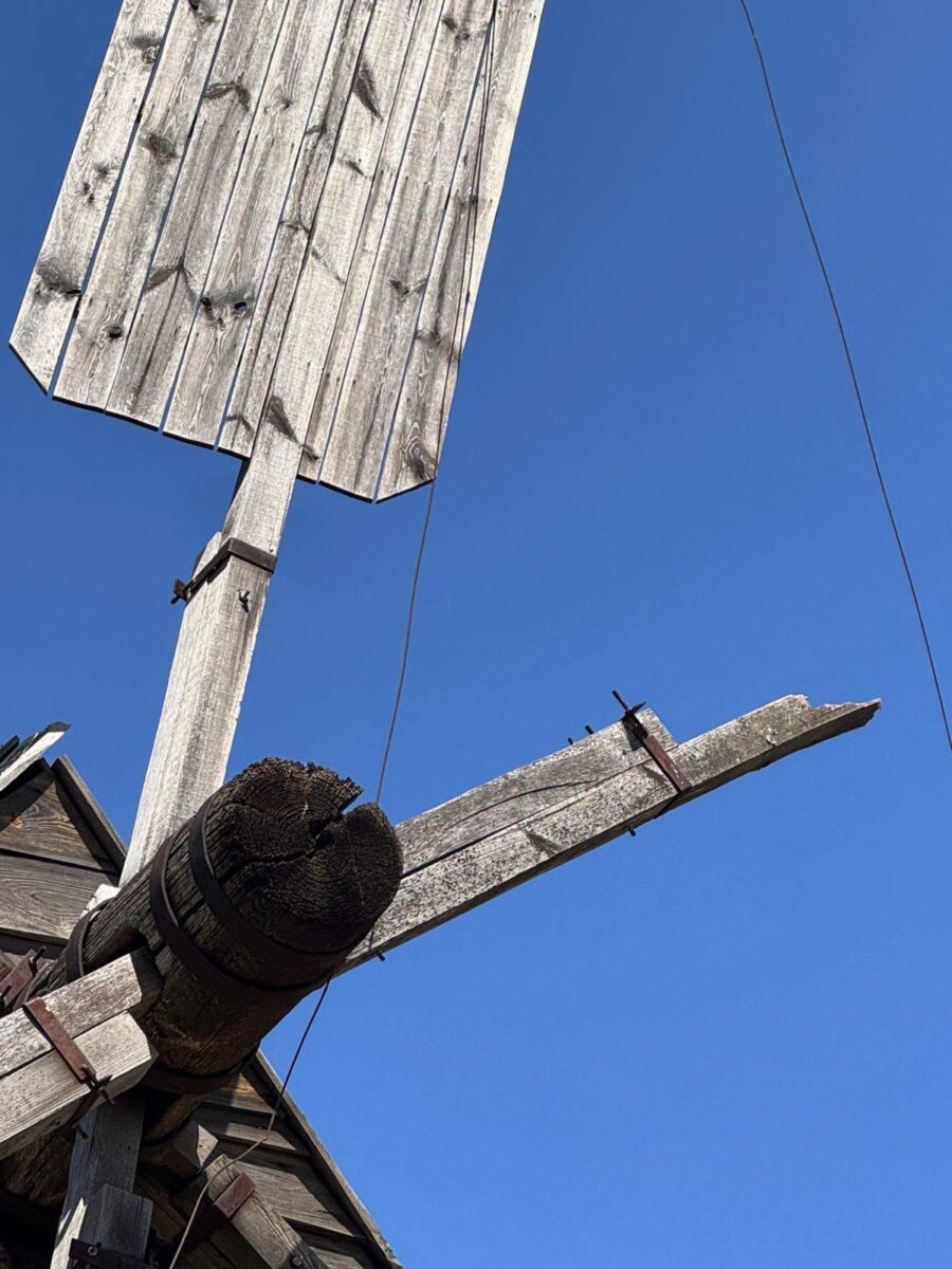 Столітній вітряк Музею в Пирогові пошкоджено ракетним обстрілом