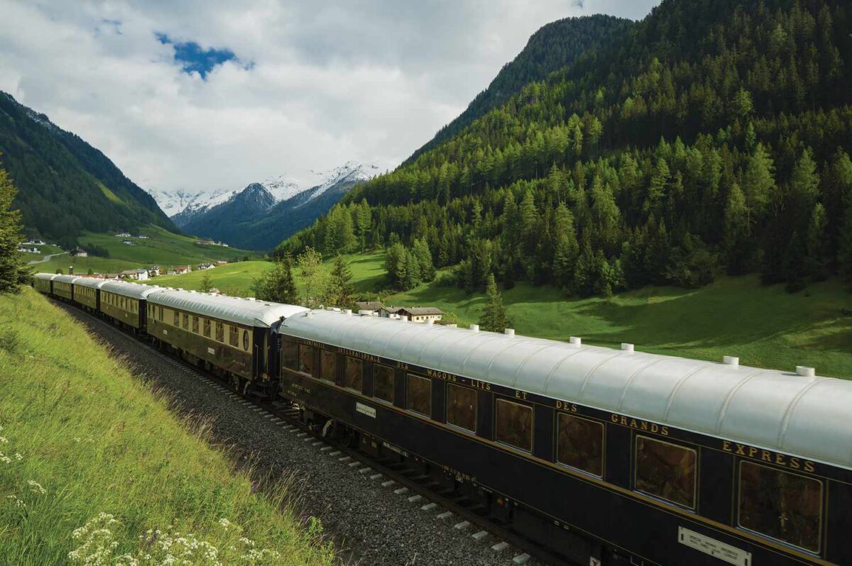 потяг  Venice Simplon-Orient-Express на тлі гір