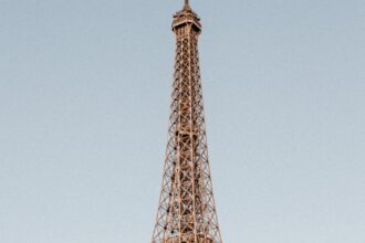 Ейфелева вежа та Лувр змінили графік роботи через аномальну спеку в Парижі
