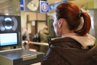 жінка під час проходження системи контролю ees