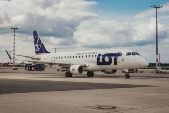 Пасажирський літак авіакомпанії LOT на злітній смузі