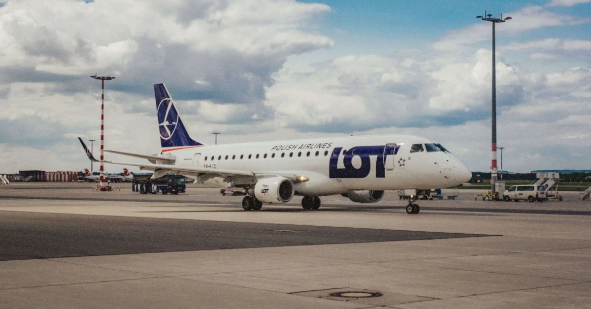 Пасажирський літак авіакомпанії LOT на злітній смузі