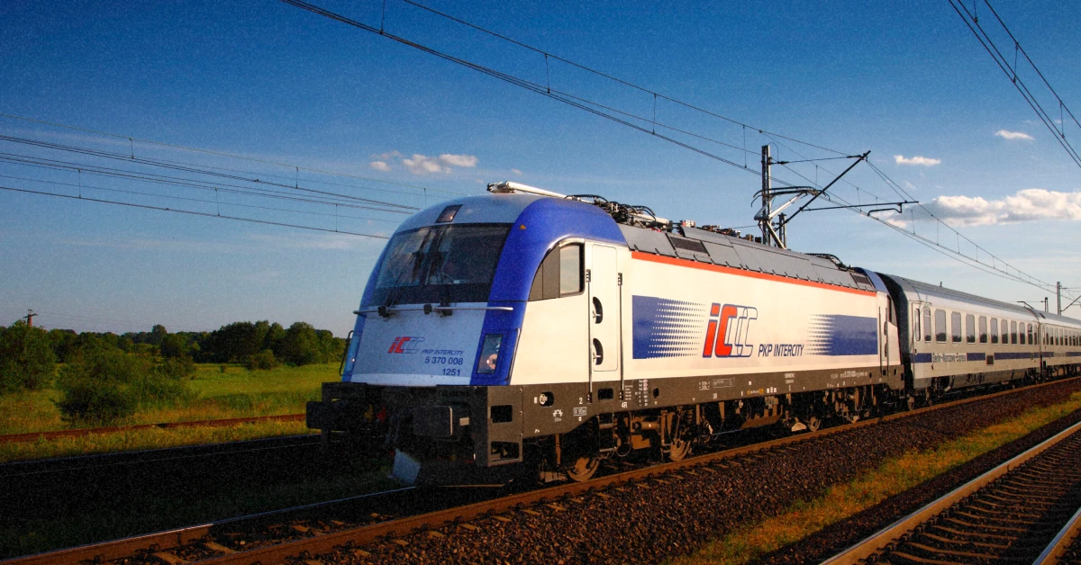 Сучасний пасажирський потяг польського перевізника PKP Intercity стоїть на платформі вокзалу у Варшаві