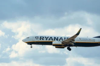 Пасажирський літак авіакомпанії Ryanair на тлі яскравого синього неба у сонячний день