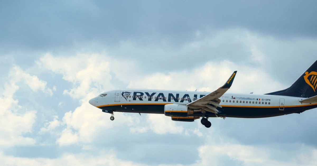 Пасажирський літак авіакомпанії Ryanair на тлі яскравого синього неба у сонячний день