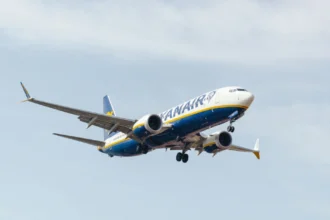 Пасажирський літак авіакомпанії Ryanair заходить на посадку на тлі сонячного літнього неба