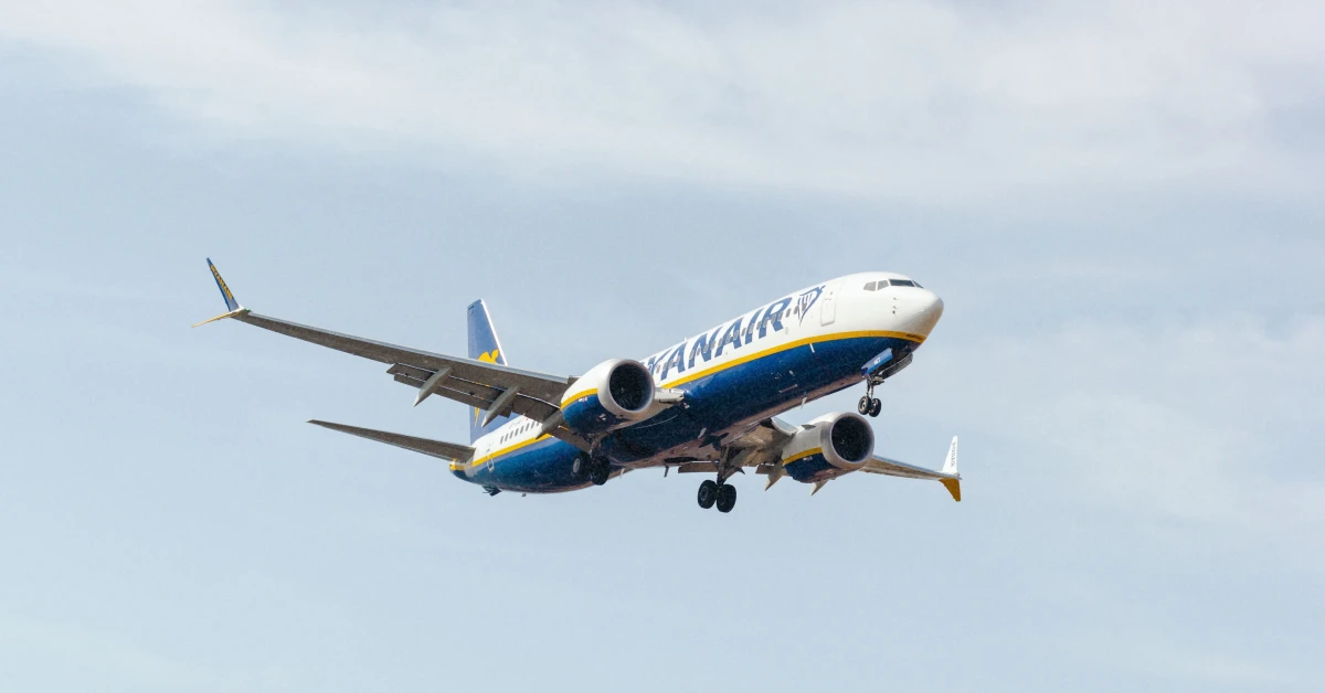 Пасажирський літак авіакомпанії Ryanair заходить на посадку на тлі сонячного літнього неба