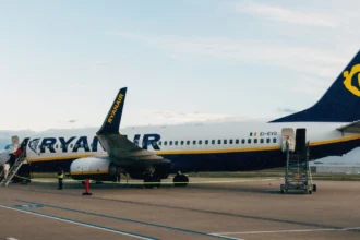 Пасажирський літак авіакомпанії Ryanair на тлі блакитного неба у сонячний день