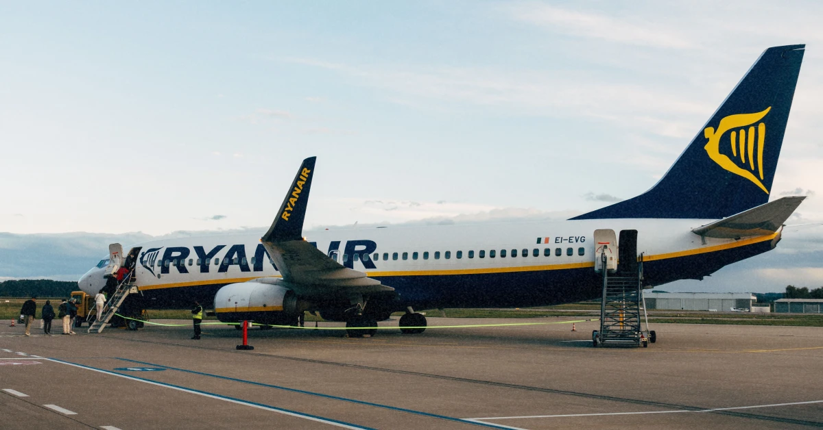 Пасажирський літак авіакомпанії Ryanair на тлі блакитного неба у сонячний день