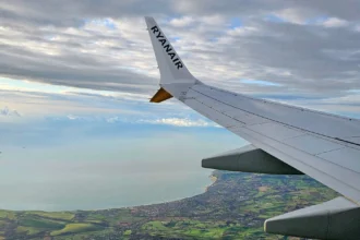 Пасажирський літак авіакомпанії Ryanair заходить на посадку на тлі заходу сонця