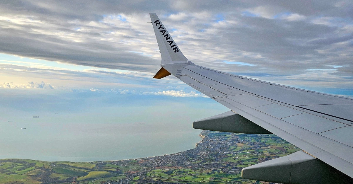 Пасажирський літак авіакомпанії Ryanair заходить на посадку на тлі заходу сонця