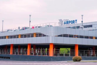 Головний термінал Міжнародного аеропорту Кишинева у сонячний день