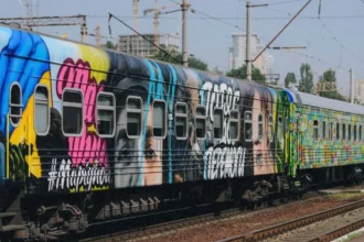 Пасажирський потяг Укрзалізниці Київ — Кишинів на пероні