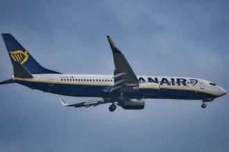 Пасажирський літак Ryanair в небі