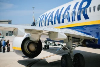 Пасажирський літак Ryanair на злітній смузі в променях вечірнього сонця