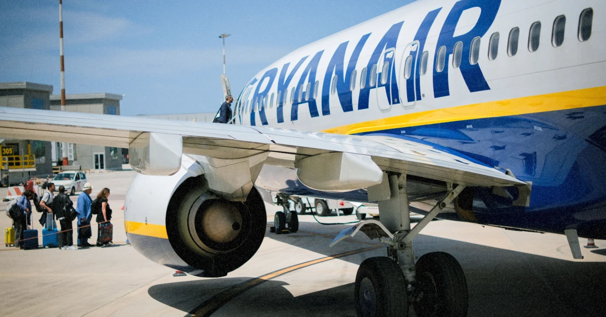 Пасажирський літак Ryanair на злітній смузі в променях вечірнього сонця