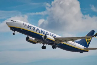 Пасажирський літак авіакомпанії Ryanair злітає на тлі ясного блакитного неба