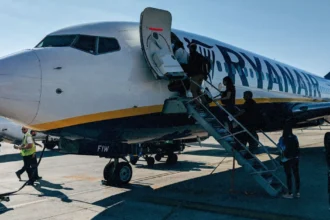 Пасажирський літак авіакомпанії Ryanair посадка пасажирів
