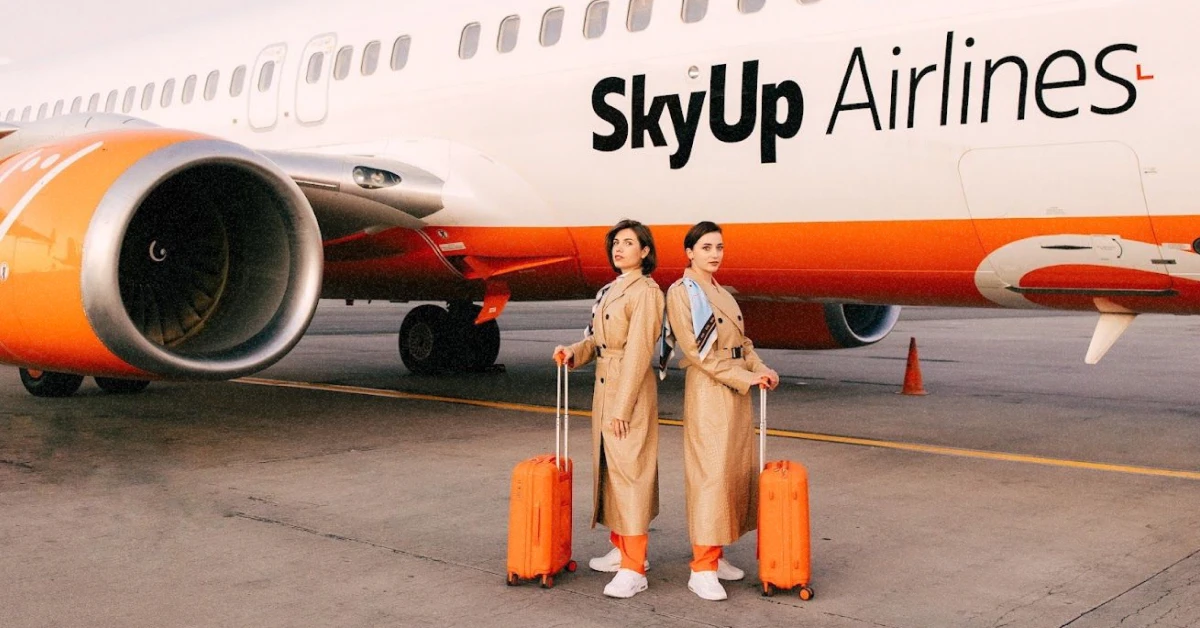 Літак авіакомпанії SkyUp у фірмовій помаранчевій лівреї готується до зльоту