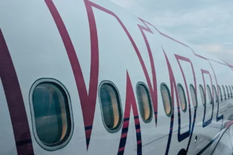 Фірмовий рожево-білий літак Wizz Air на злітній смузі