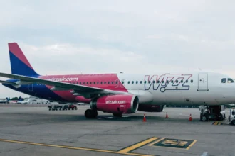 літак wizz air готується до посадки пасажирів на борт