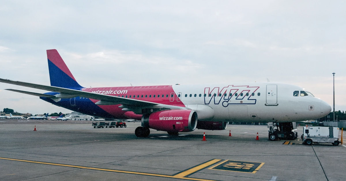 літак wizz air готується до посадки пасажирів на борт