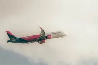 Літак лоукостера Wizz Air на злітній смузі в європейському аеропорту