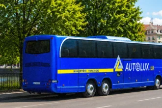 Комфортабельний пасажирський автобус компанії Autolux на автотрасі