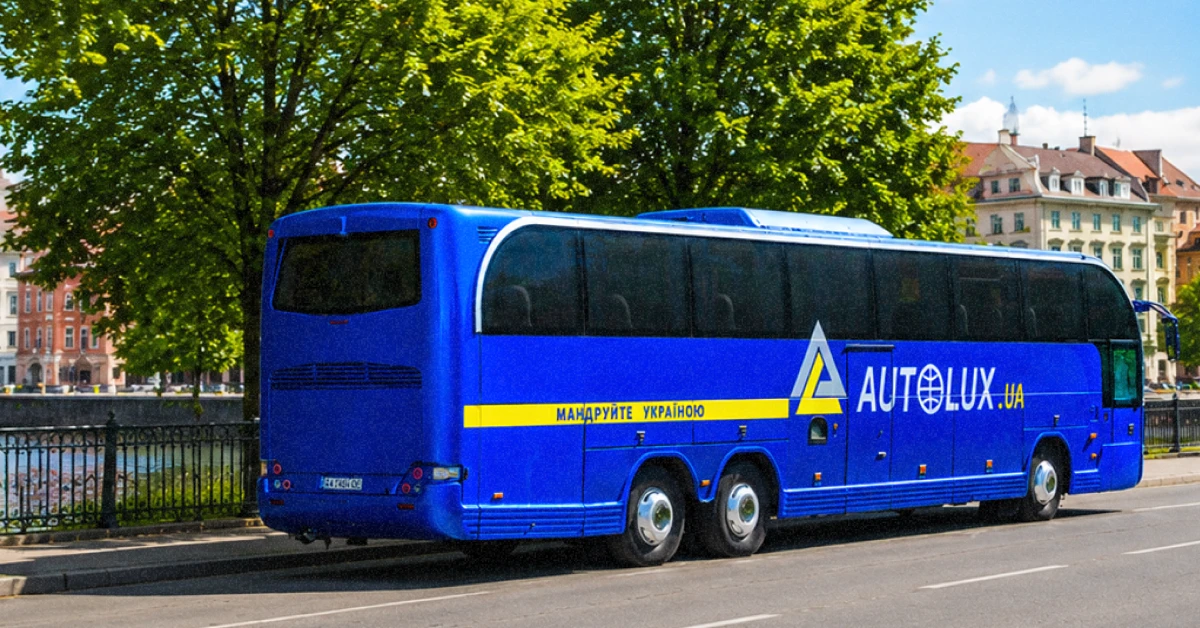 Комфортабельний пасажирський автобус компанії Autolux на автотрасі