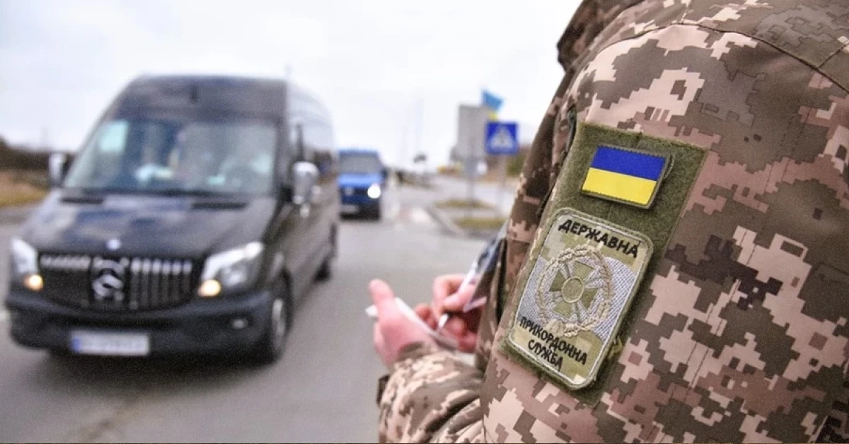 Прикордонник перевіряє документи водія на в'їзді до пункту пропуску