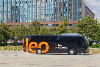 Пасажири сідають у міжнародний автобус Leo Express перед відправленням