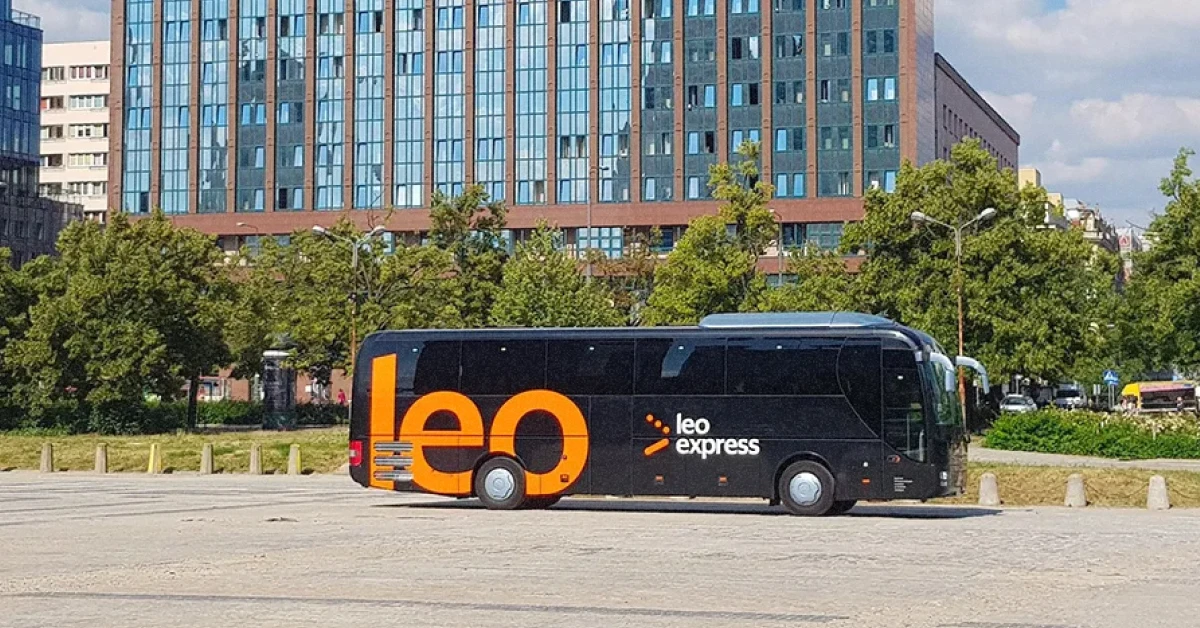 Пасажири сідають у міжнародний автобус Leo Express перед відправленням