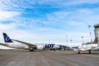 Далекомагістральний Boeing 787 Dreamliner авіакомпанії LOT під час посадки