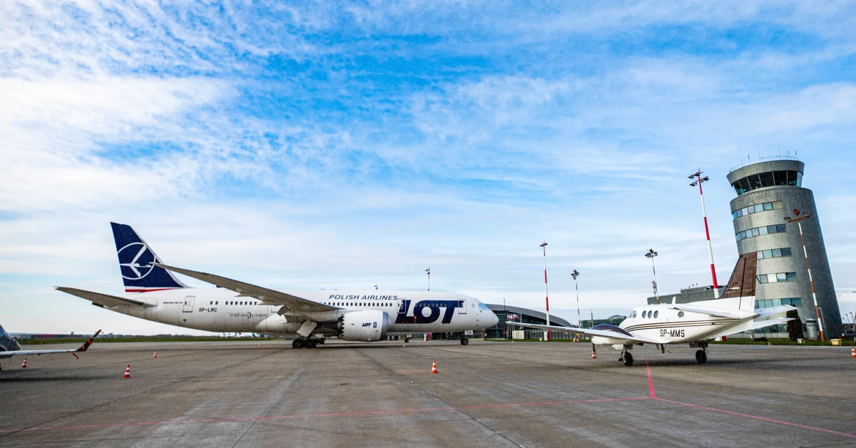Далекомагістральний Boeing 787 Dreamliner авіакомпанії LOT під час посадки
