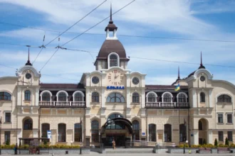 Швидкісний поїзд Інтерсіті Укрзалізниці на пероні столичного вокзалу перед відправленням"