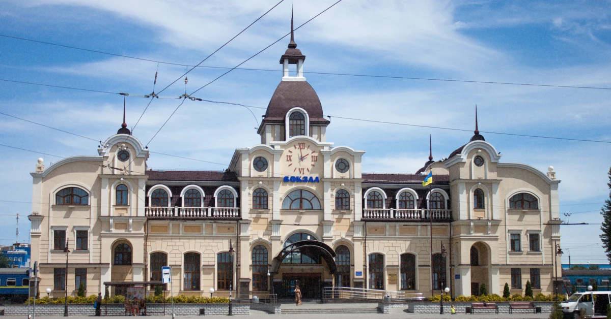 Швидкісний поїзд Інтерсіті Укрзалізниці на пероні столичного вокзалу перед відправленням"
